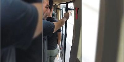 Diyarbakır'da Kapısı bozuk minibüs yolcularla seferine devam etti
