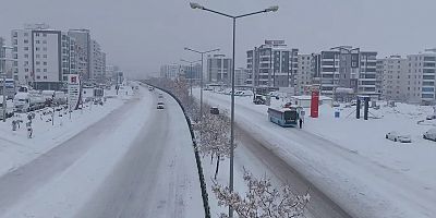 Diyarbakır'da kar yağışı kenti beyaza bürüdü
