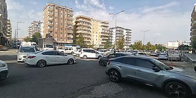 Diyarbakır’da Kazalara Davetiye Çıkaran Kavşakta Tepki: İki Aydır Trafik Işıkları Bekleniyor