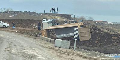 Diyarbakır'da kontrolden çıkan kamyon devrilerek yan yattı