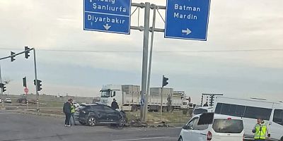 Diyarbakır'da minibüs ile otomobil çarpıştı