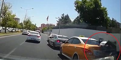 Diyarbakır'da motosikletin araca çarpma anı kameralara yansıdı