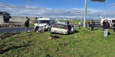 Diyarbakır’da öğrenci servisi ile otomobil çarpıştı: 13 yaralı