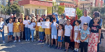 Diyarbakır'da Öğrenci ve velileri müdürü protesto etmek için okul önünde oturma eylemi yaptılar