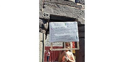 Diyarbakır'da Okula gitmek için pankart açtı, sokak sokak aşıya davet etti