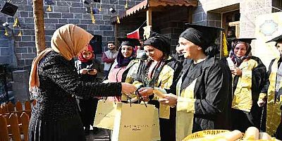 Diyarbakır'da okuma yazma öğrenen kadınlar kep attı