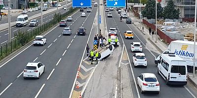 Diyarbakır'da otomobil refüje çarparak ters döndü