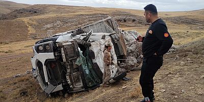 Diyarbakır'da pamuk yüklü kamyon devrildi; 1 yaralı