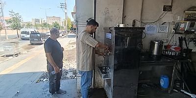DİYARBAKIR’DA REKOR SICAKLARDA YÜREK ISITAN HAREKET: DUYARLI ESNAFTAN VATANDAŞA ÜCRETSİZ SOĞUK SU DESTEĞİ!