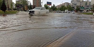 Diyarbakır'da sağanak: Caddeler göle döndü, altgeçitlerde araçlar mahsur kaldı