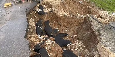 Diyarbakır'da sağanak sonrası yol ve kaldırım çöktü