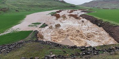 Diyarbakır’da sağanak: Yollar çöktü, köprüler hasar gördü, vatandaşlar mahsur kaldı