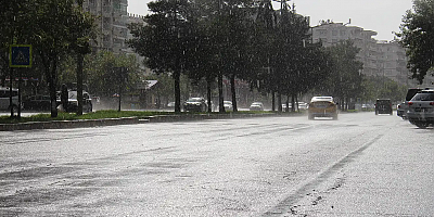 Diyarbakır’da sıcak havanın ardından sağanak yağış