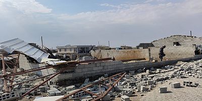 Diyarbakır'da şiddetli rüzgar ahırın çatısını uçurdu, 2 çocuk yaralandı