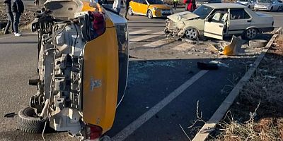 Diyarbakır'da taksi ile otomobil çarpıştı: 2 yaralı