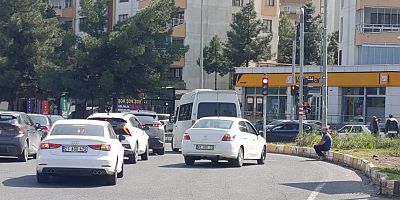 Diyarbakır’da Tehlikeli Bekleyiş: Kavşak Ortasında Araçları Umursamadı