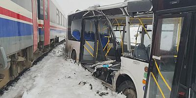 Diyarbakır'da tren belediye otobüsüne çarptı: Facianın eşiğinden dönüldü