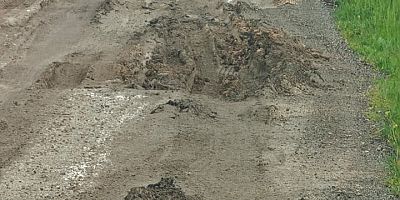 DİYARBAKIR’DA YENİ YAPILAN YOL KISA SÜREDE ÇÖKTÜ: ÖĞRENCİLER OKULA GİDEMİYOR