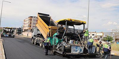 Diyarbakır’da Yol Ağı Sıcak Asfaltla Yenileniyor