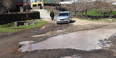 Diyarbakır’da yol çilesi: Öğrenciler okula 2 kilometrelik yolu yürüyerek gidiyor
