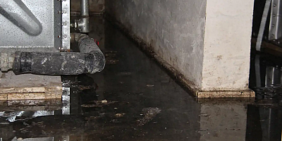 Diyarbakır’da Zemini sürekli su alan apartman, vatandaşı tedirgin ediyor
