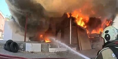 Diyarbakır'daki marangoz atölyesi yangını itfaiye erinin kask kamerasına yansıdı