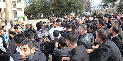 Diyarbakır'daki taksiciler büyükşehir belediyesi önünde eylemde