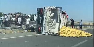 Diyarbakır-Ergani kara yolunda kavun yüklü kamyon devrildi