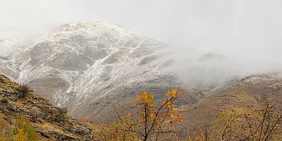 Diyarbakır'ın yüksek kesimlerine mevsimin ilk karı düştü