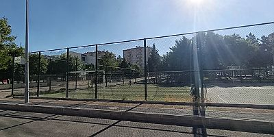 Diyarbakır Kayapınar’da Tehlike Saçan Halı Saha: Çocuklar Korku İçinde, Aileler Tedirgin!