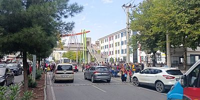 Diyarbakır Koşuyolu Caddesi’nde Üst Geçit Var, Tehlike Bitmiyor!