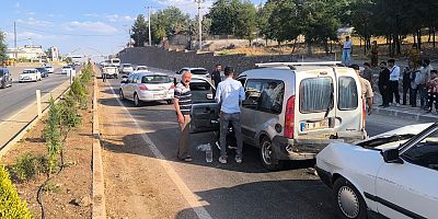 Diyarbakır-Mardin yolunda zincirleme kaza: 4 araç birbirine girdi