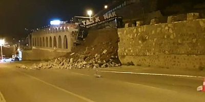 Diyarbakır- Ovabağ karayolunda istinat duvarı çöktü