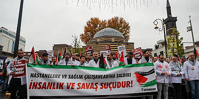 Diyarbakır sağlıkçıları kanlı önlükleriyle Gazze'deki meslektaşları için yürüdü