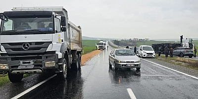 Diyarbakır Silvan yolunda yüklü tır devrildi: 2 yaralı