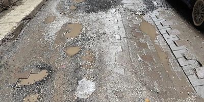 Diyarbakır sokaklarında kar ve su çekilince çöken yollar gün yüzüne çıktı