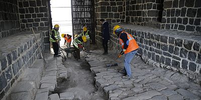 Diyarbakır Yenikapı’da 1700 yıllık taş döşemeleri ortaya çıkarıldı