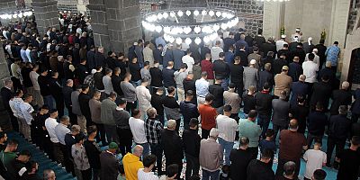 Diyarbakırlılar bayram namazında tarihi Ulu Camii'ni hınca hınç doldurdu