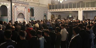 Diyarbakırlılar teravih namazı için camilerde saf tuttu