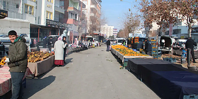 Dondurucu soğuk semt pazarlarını vurdu: Esnaf tezgâh açmakta zorlanıyor