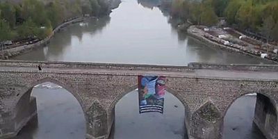 Ebu Ubeyde'nin posteri On Gözlü Köprü'de açıldı