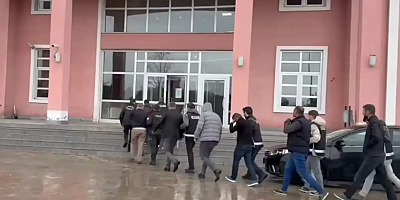 Ehliyet sınavında kopya düzeneği yerleştiren 8 şüpheli yakalandı