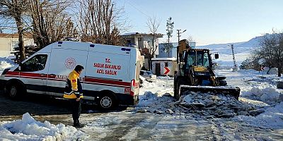 Ekipler ambulansın yolunu açtı, anne ve bebek hastaneye ulaştırıldı