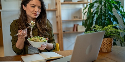 Ekran Karşısında Yemek Yeme Alışkanlığı, Psikolojik Tahribat Oluşturabilir! 