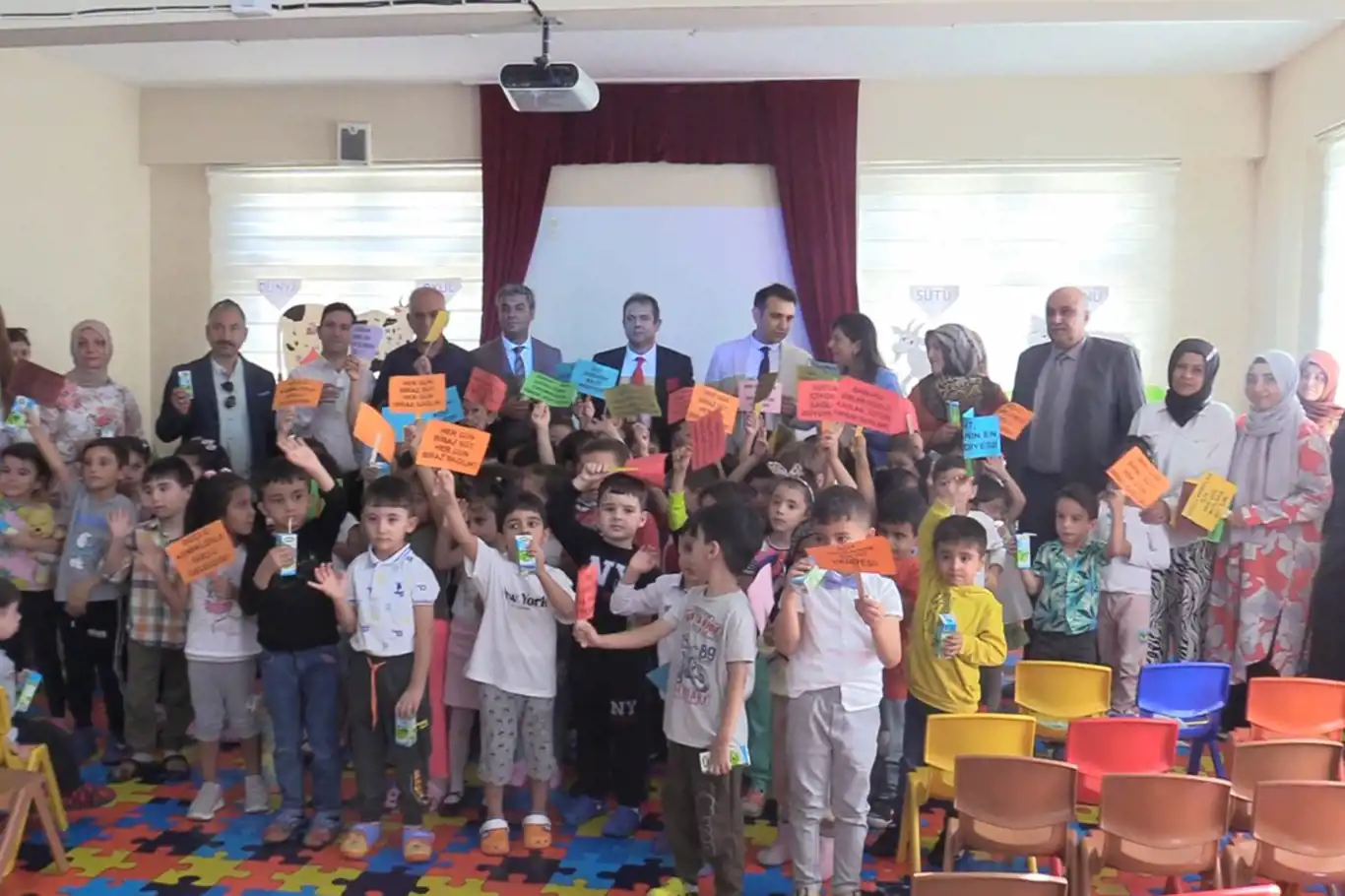 Elazığ’da öğrencilere süt dağıtıldı
