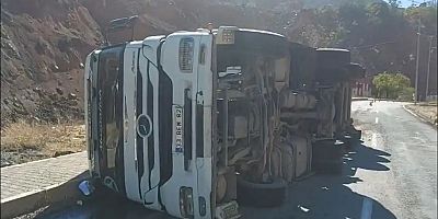 Elazığ’dan Diyarbakır’a giden tır devrildi: Sürücü yaralandı