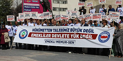 Emekliler, yaptıkları basın açıklamasıyla emeklilerin sorunlarına dikkat çektiler
