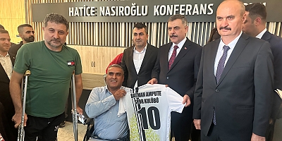 ENGELLERİ AŞAN TAKIMDAN BAKAN ÇİFTÇİ’YE ANLAMLI HEDİYE