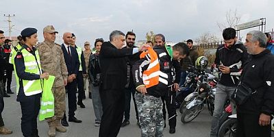 Ergani'de Jandarma ekipleri, ‘Reflektif Yelek’  dağıttı.