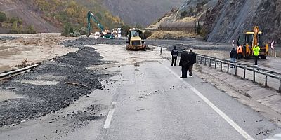 Erzincan-Erzurum kara yolu heyelan nedeniyle ulaşıma kapandı